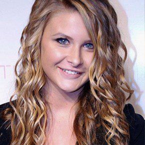 Cute Savannah Outen Long Hairstyles