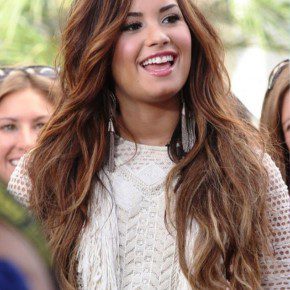 Demi Lovato Cute Long Wavy Hairstyle