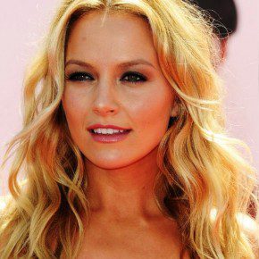 Middle Parted Long Blonde Hairstyle With Loose Waves