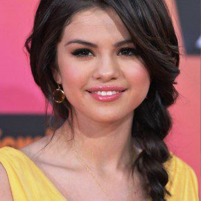 Selena Gomez Cute Black Braided Hairstyle For Fall