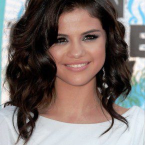 Selena Gomez Medium Wavy Hairstyles