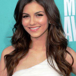 Victoria Justice Long Wavy Hairstyle