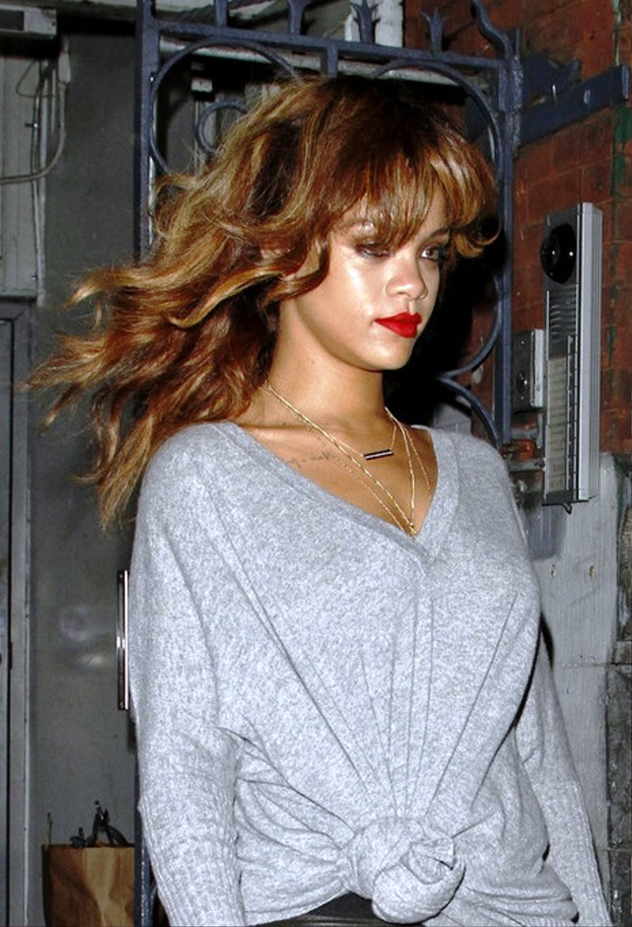 Pictures of Rihanna Long Wavy Hairstyles