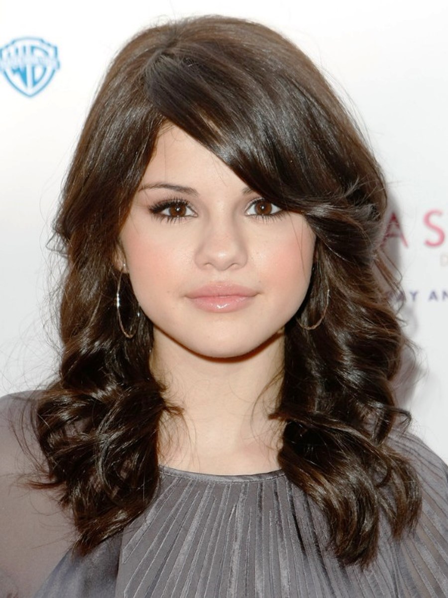 Pictures of Selena Gomez Shoulder Length Hairstyle