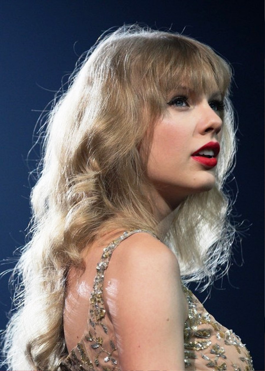 Taylor Swift Curly Hairstyle With Soft Wispy Bangs Hairstyles Ideas